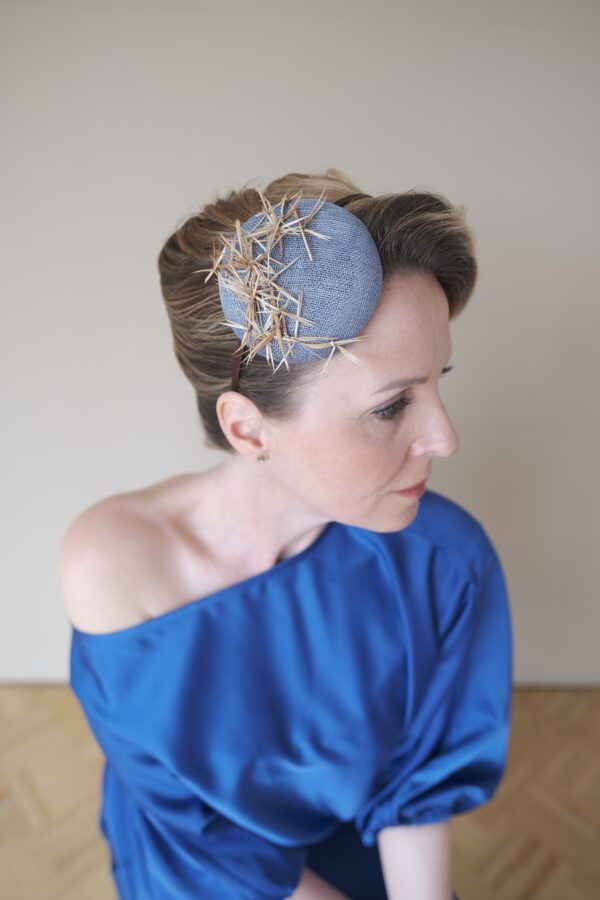 kleiner Kopfschmuck, blaugrau, creme – Bild 2